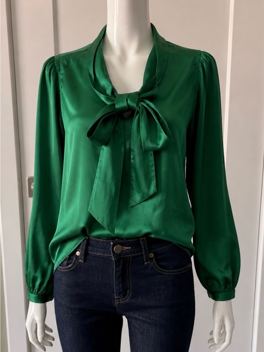 Vero Moda emerald green Silk Blouse Bow-tie neck- Size L NWT - Picture 2 of 4